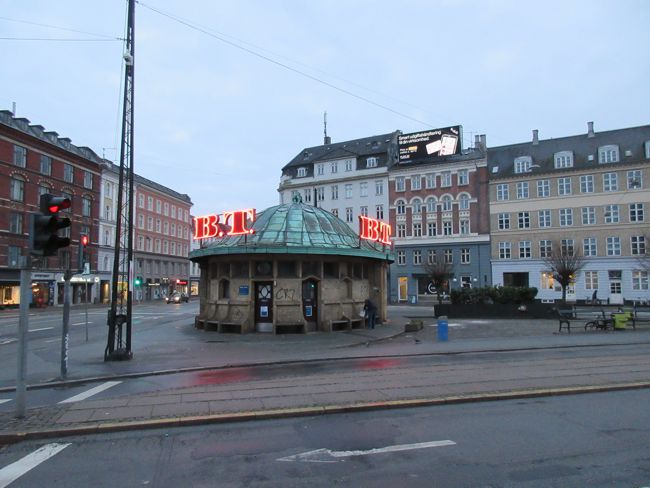 Passing Trianglen and the public toilets